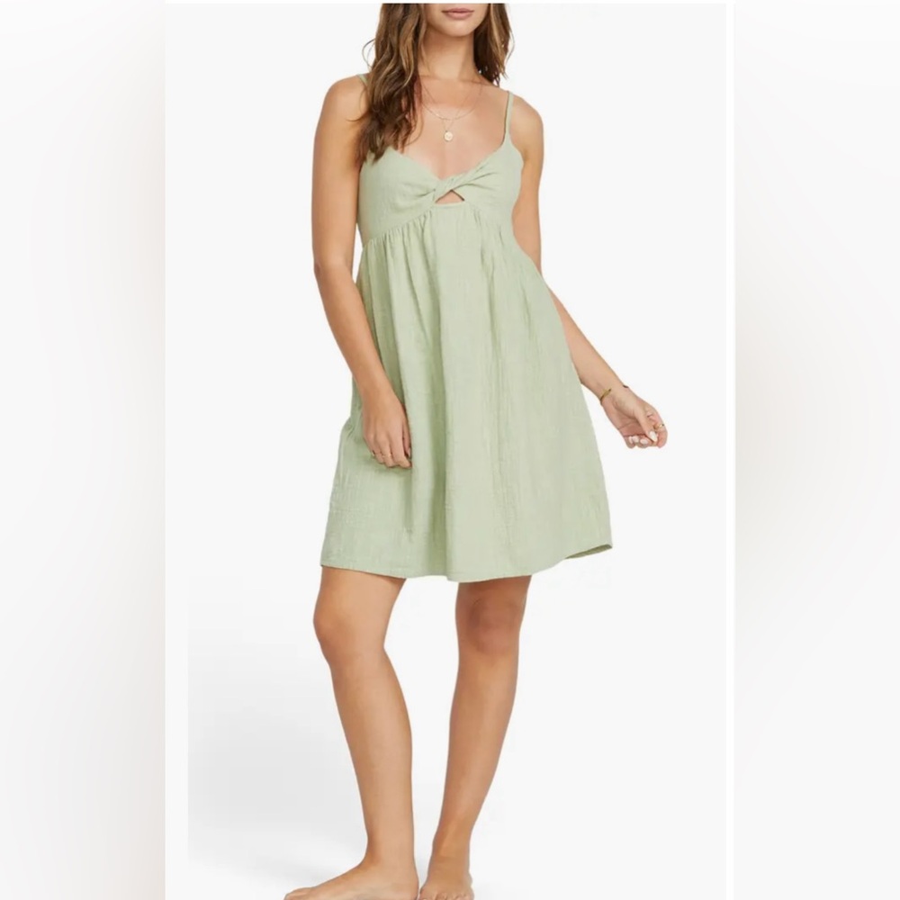 XL- Billabong In a Twist Dress
Color: Pistachio (color looks as is on model)